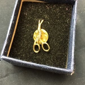 Vintage sewing scissor pin Goldtone